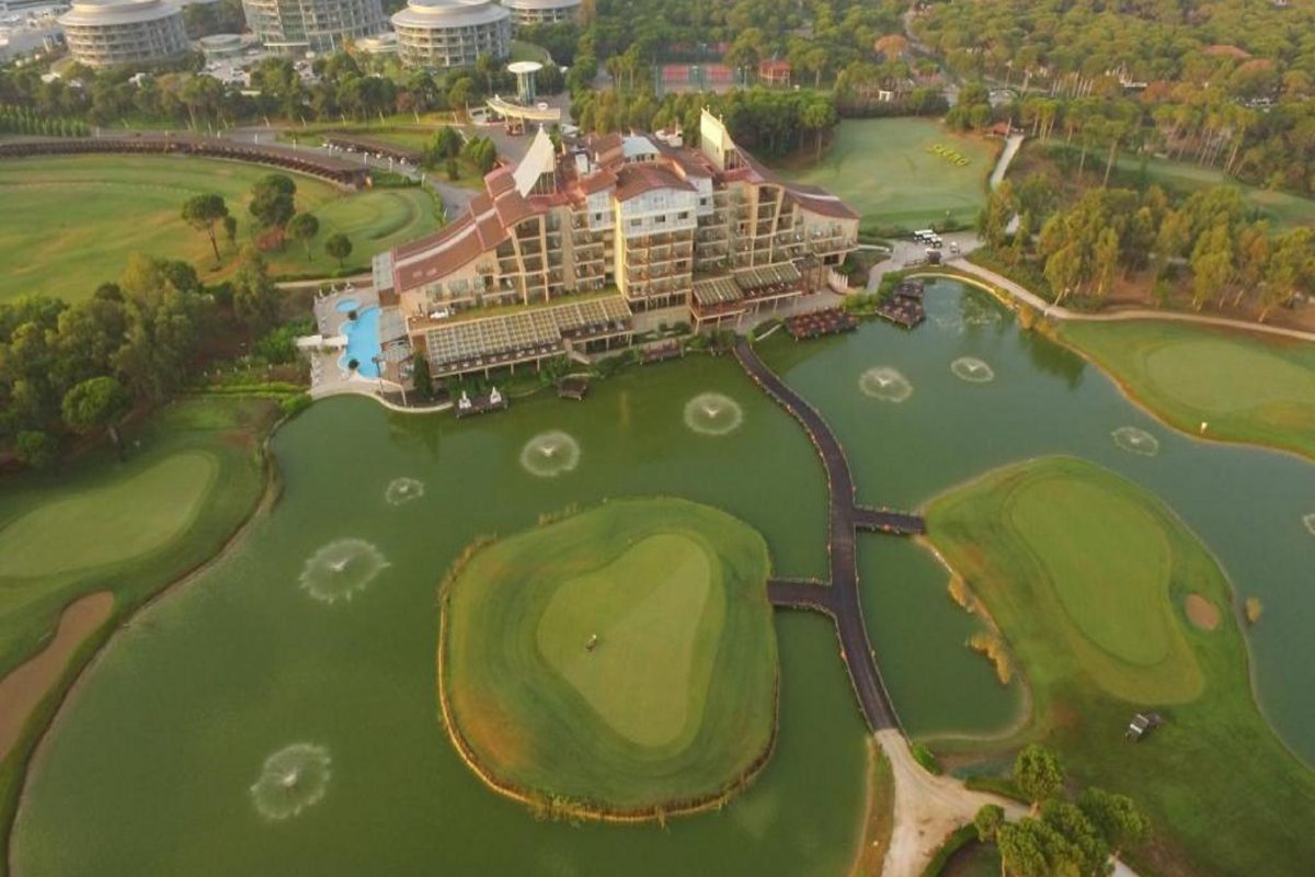 THE WORLD’S BEST LUXURY GOLF RESORTS