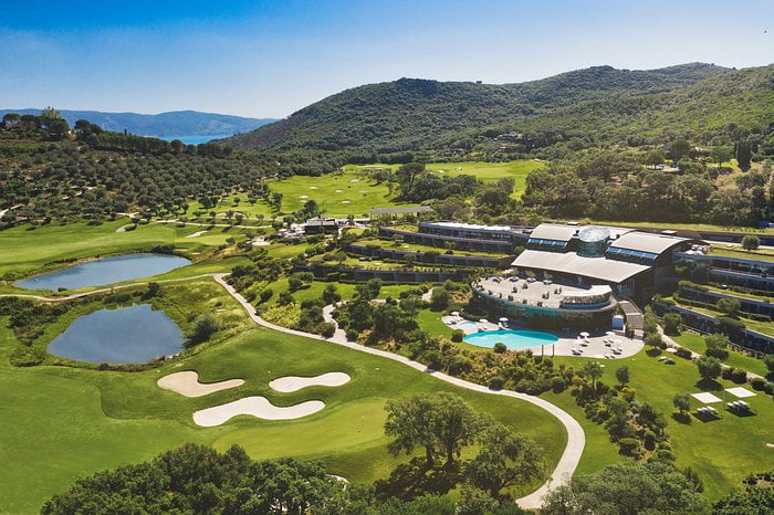 THE WORLD’S BEST LUXURY GOLF RESORTS